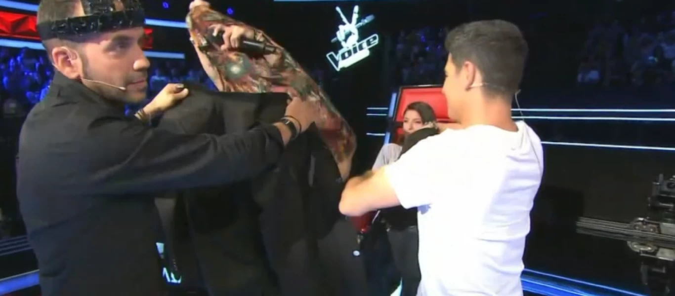 The Voice: Διαγωνιζόμενος γδύθηκε στη σκηνή από τον Σ. Ρουβά και τον Π. Μουζουράκη